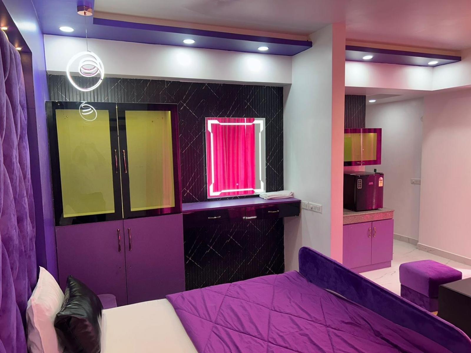 Dolphin Inn & Suites Manhattan Lucknow Exteriör bild