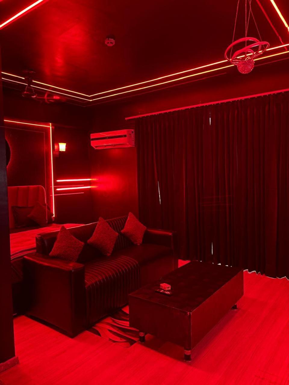 Dolphin Inn & Suites Manhattan Lucknow Exteriör bild