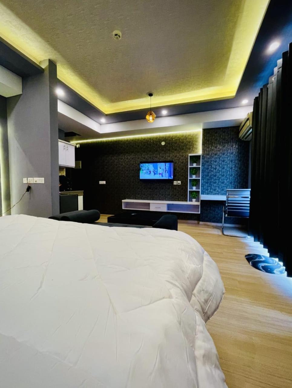 Dolphin Inn & Suites Manhattan Lucknow Exteriör bild