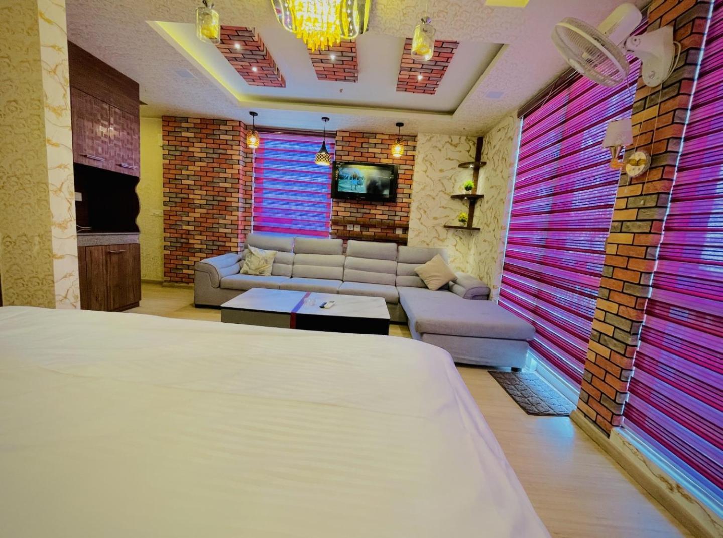 Dolphin Inn & Suites Manhattan Lucknow Exteriör bild