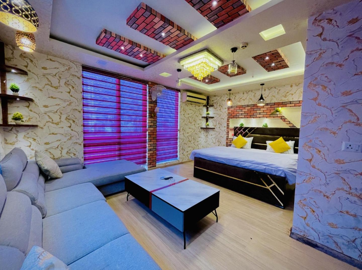 Dolphin Inn & Suites Manhattan Lucknow Exteriör bild
