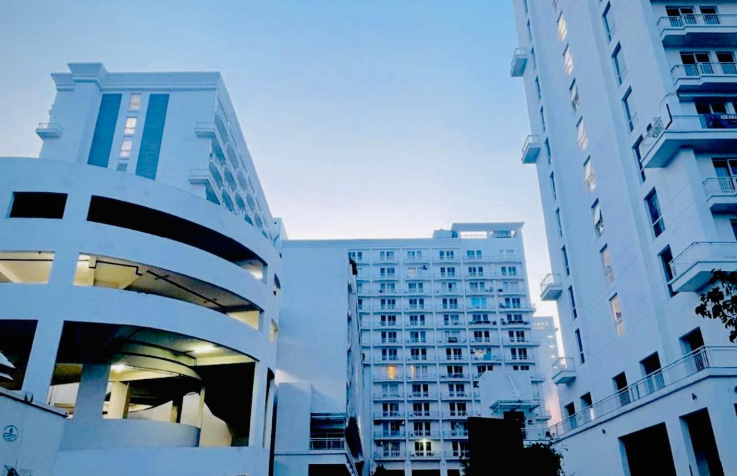 Dolphin Inn & Suites Manhattan Lucknow Exteriör bild